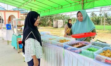 Padagang Takjil Warnai Bulan Suci Ramadan di Sintang